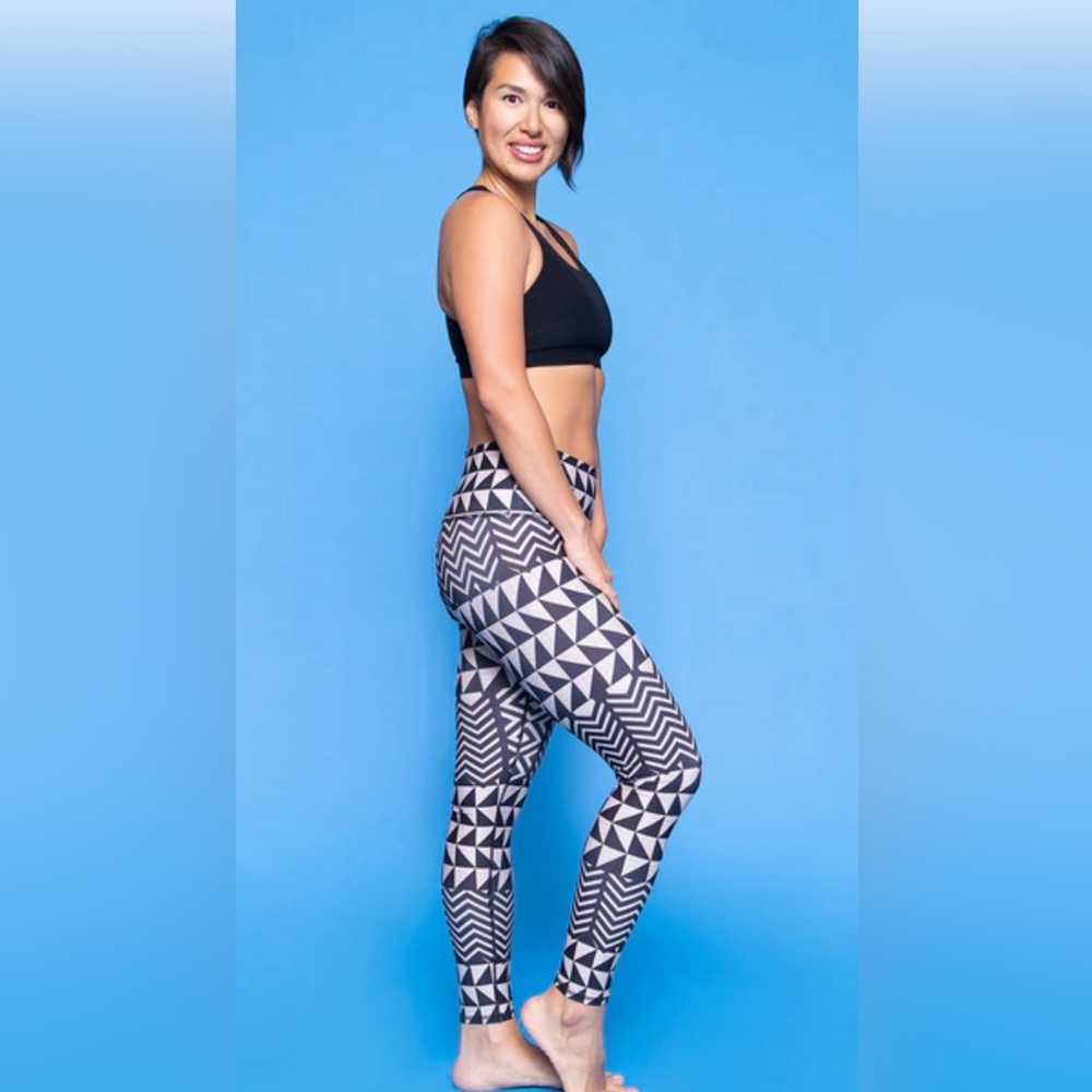 Niyama sol zig zag leggings  size M NWT